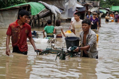 Tusentals har drabbats av översvämningar i Myanmar (Burma) i spåren av cyklonen Komen.