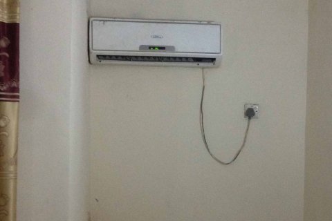 Efter två timmars kabeldragning, skruvar vi av de falska el komponenterna från väggarna och gör ordentliga kopplingar. Fläkten knakar till och startar!