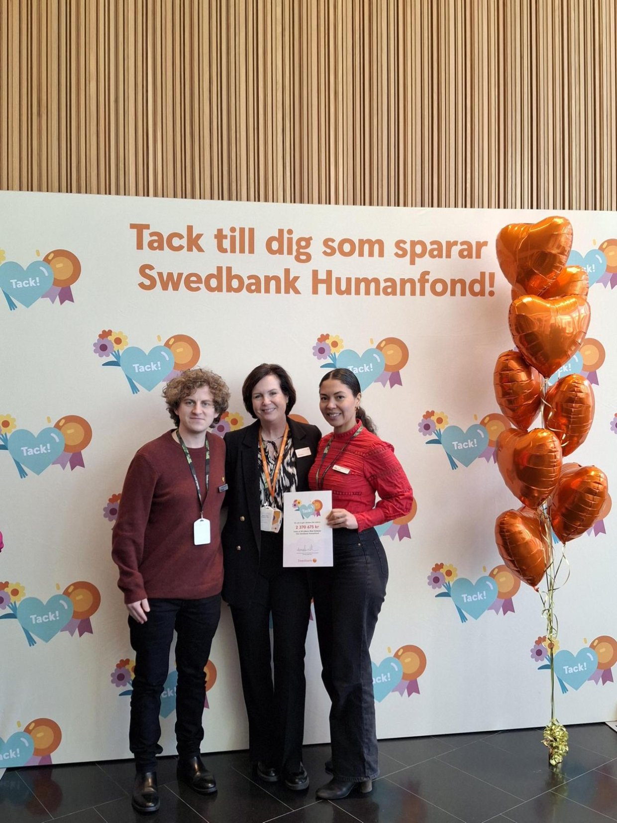 Tre personer framför texten tack till dig som sparar i Swedbanks humanfond