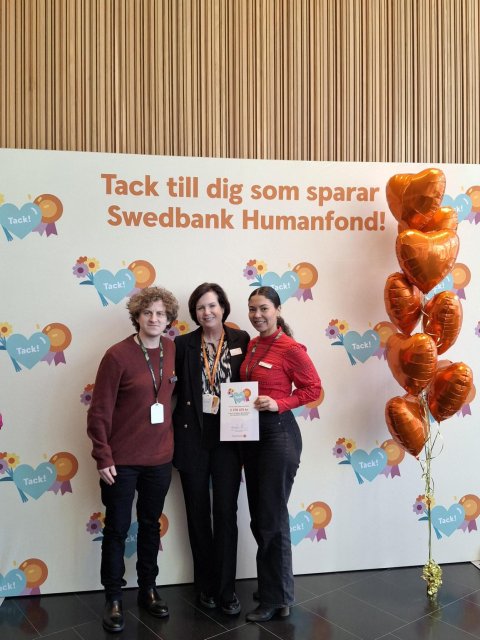 Tre personer framför texten tack till dig som sparar i Swedbanks humanfond