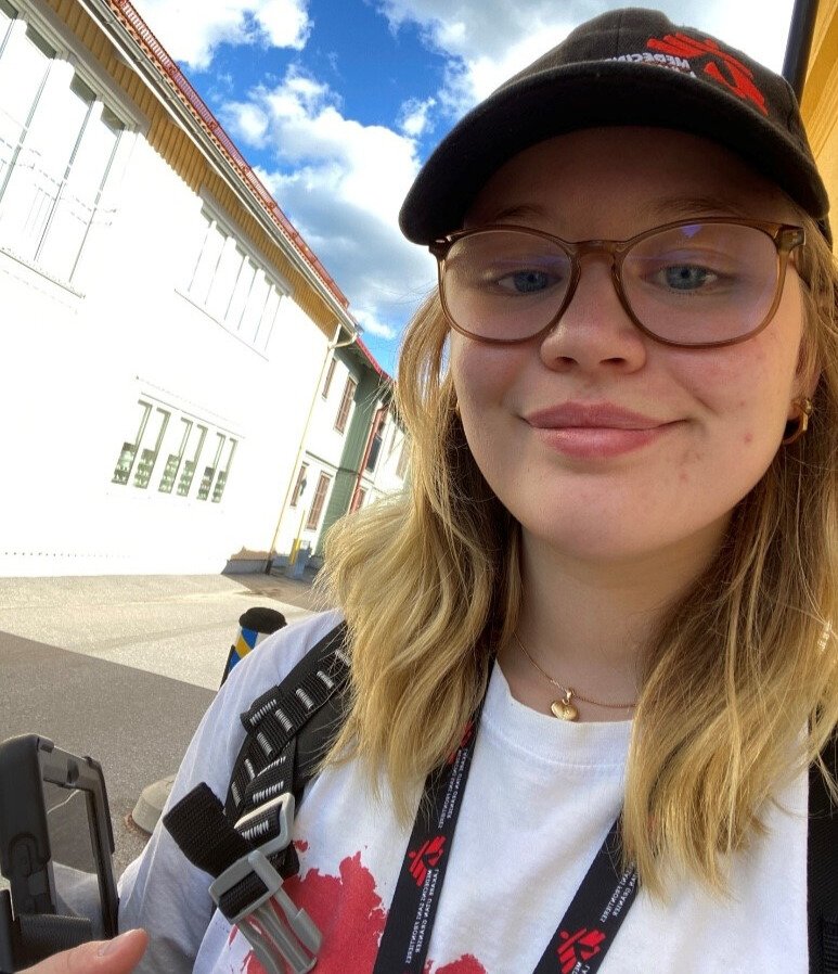 Värvare Caroline ler