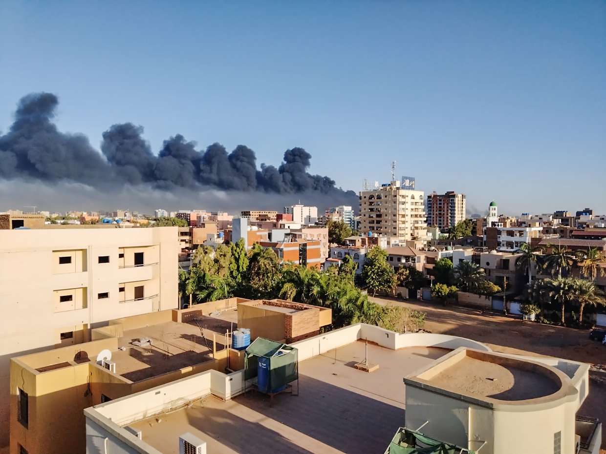 Rök väler upp från en byggnad i Khartoum, Sudan.