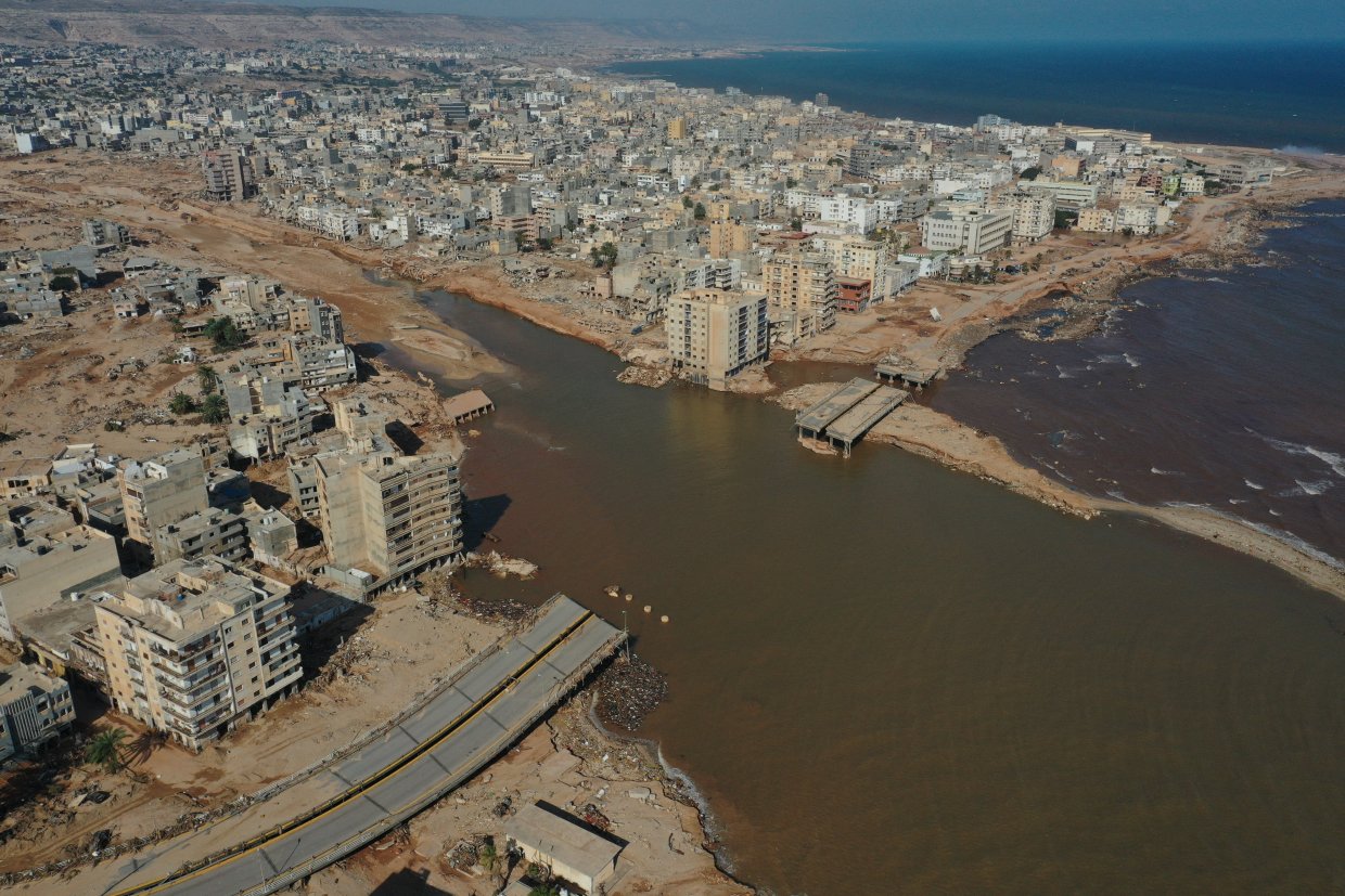 flygfoto av den libyska kuststaden darnah med en förstörd bro under vatten