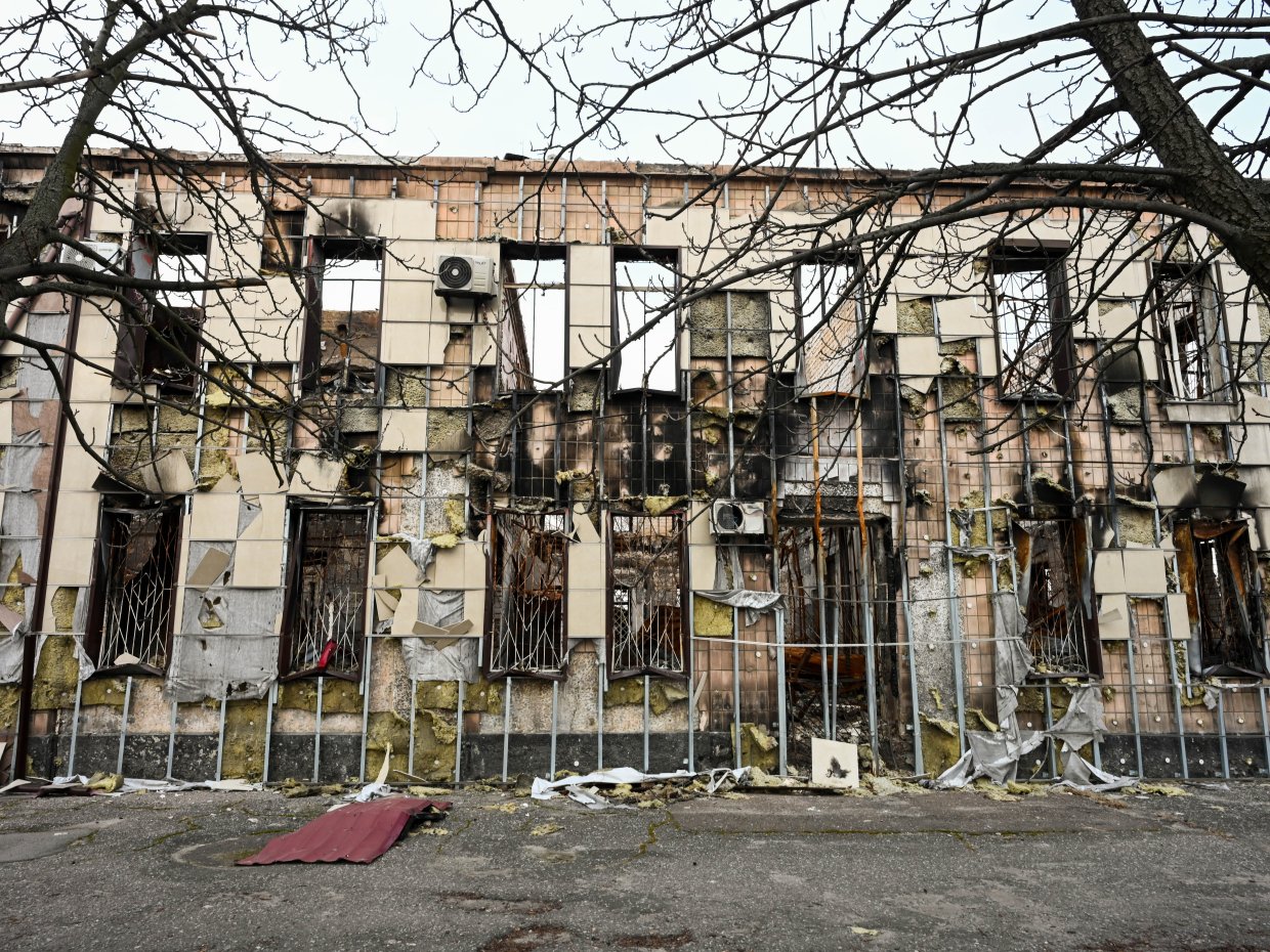 Förstörd sjukhusbyggnad i Ukraina.