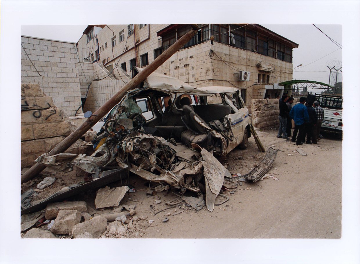 En ambulans som blivit bombad och som är helt trasig.