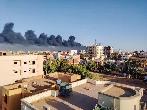 Rök väler upp från en byggnad i Khartoum, Sudan.