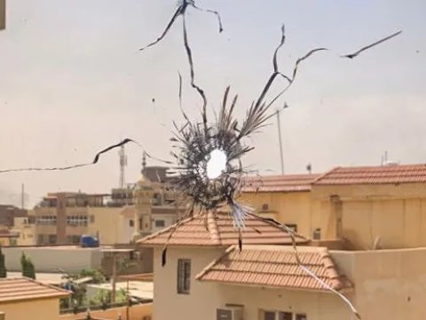 ett sönderskjutet fönster i Khartoum, Sudan