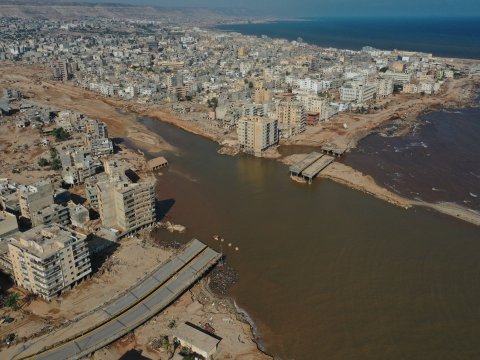 flygfoto av den libyska kuststaden darnah med en förstörd bro under vatten