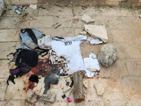 Lortiga kläder ligger på marken omringat av blod.