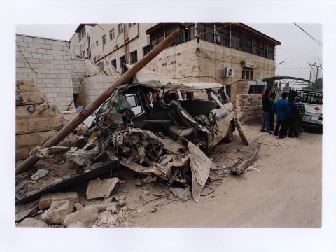 En ambulans som blivit bombad och som är helt trasig.