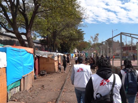 Personal från Läkare Utan Gränser vid ett provisoriskt migrantläger i Mesxico City