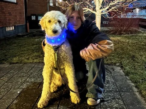 Tove sitter bredvid sin hund