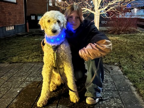 Tove sitter bredvid sin hund