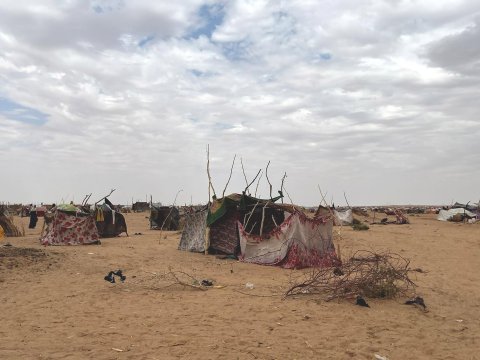 Tillfälliga bostäder i ett internflyktingläger