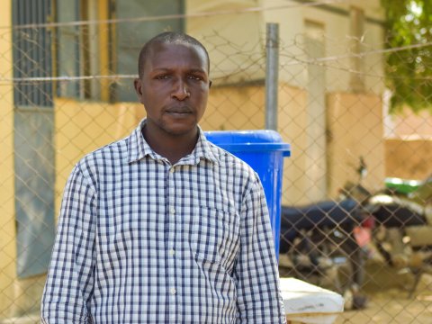 Porträttbild på man i rutig skjorta.