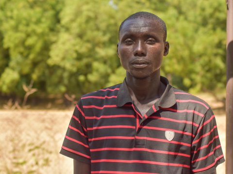 Porträttbild på man i randig tröja.