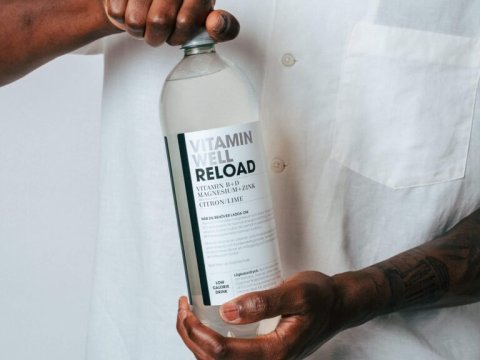 Hand som öppnar en skruvkork på en flaska