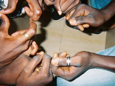 fler par händer fotade uppgifrån