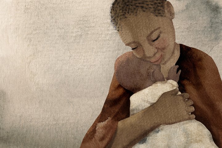 En mamma med sitt nyfödda barn i famnen inlindat i en filt