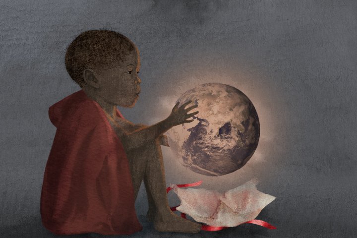 Ett barn sitter på marken med jordglob i händerna och presentpapper på maken