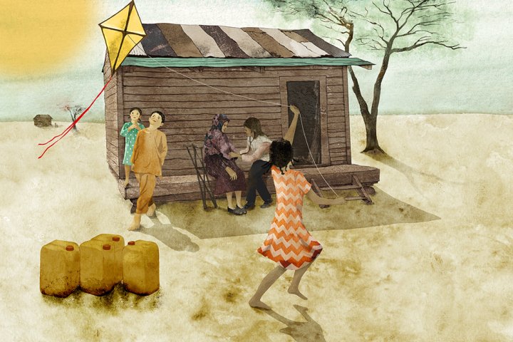 Ett barn leker med en flygande drake i ett ökenlandskap, i bakgrunden syns ett enkelt träskjul och ett träd