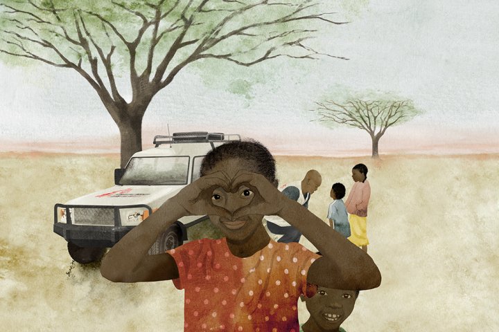 En flicka som gör ett hjärta med händerna, i bakgrunden syns en vit Jeep med Läkare Utan Gränsers logotyp på motorhuven