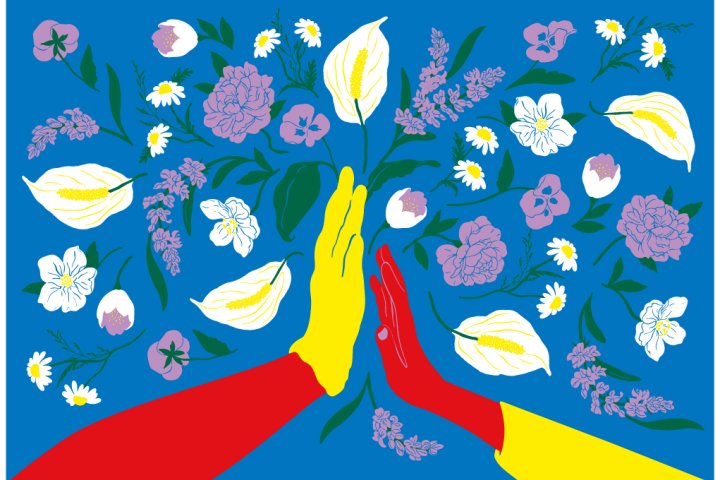 Två händer gör en highfive mot en blommig, blå bakgrund 