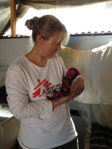 SJuksköterskan Merja Hietanen med en nyfödd bebis 