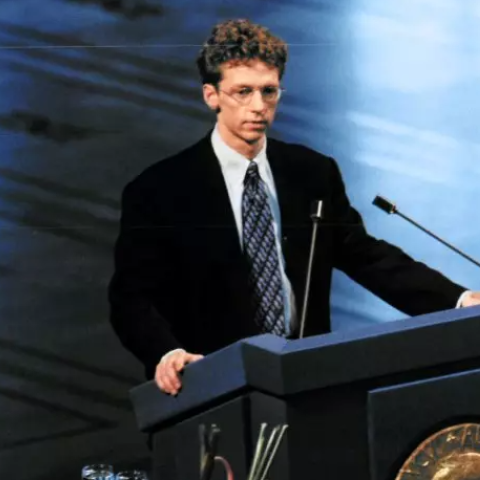 James Orbinski står i en talarstol och håller ett tal