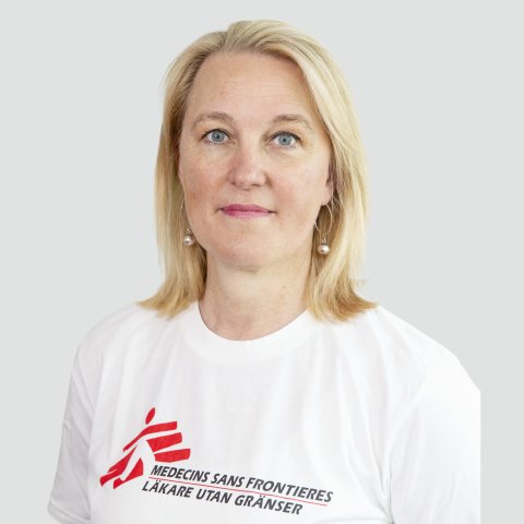 Porträttbild på Ylva Jonsson Strömberg i en vit t-shirt med Läkare Utan Gränsers logotyp på