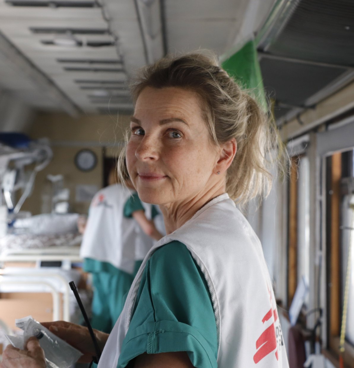 Sjuksköterskan Monika Hörling ombord på Läkare Utan Gränsers medicinska evakueringståg i Ukraina