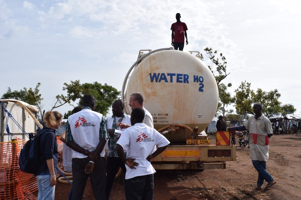 66 000 liter vatten distribueras dagligen i lägret i Uganda.