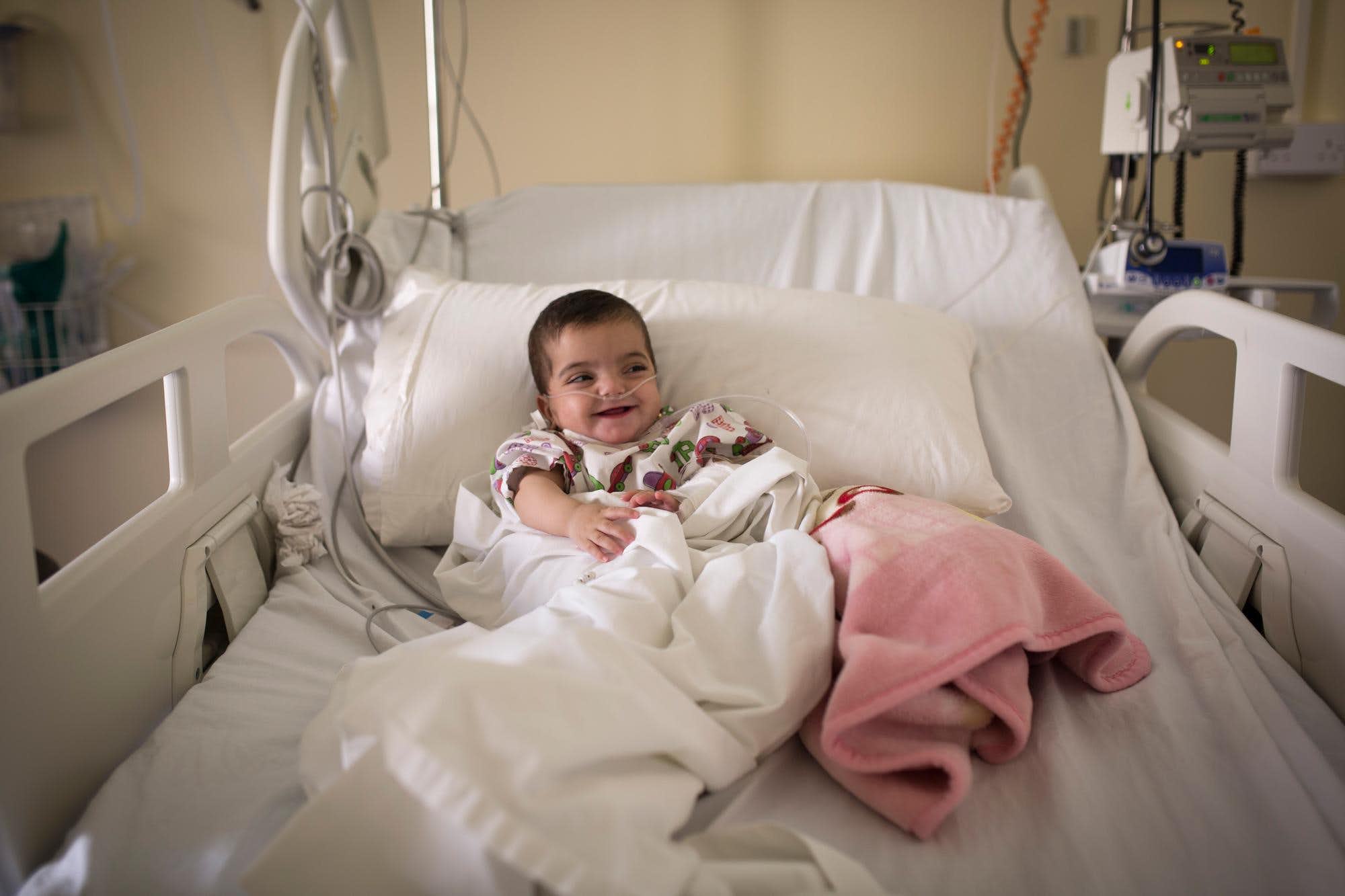 Ett spädbarn övervakas pga. andningssvårigheter på en pediatrisk avdelning på ett sjukhus i Zahle, Libanon.